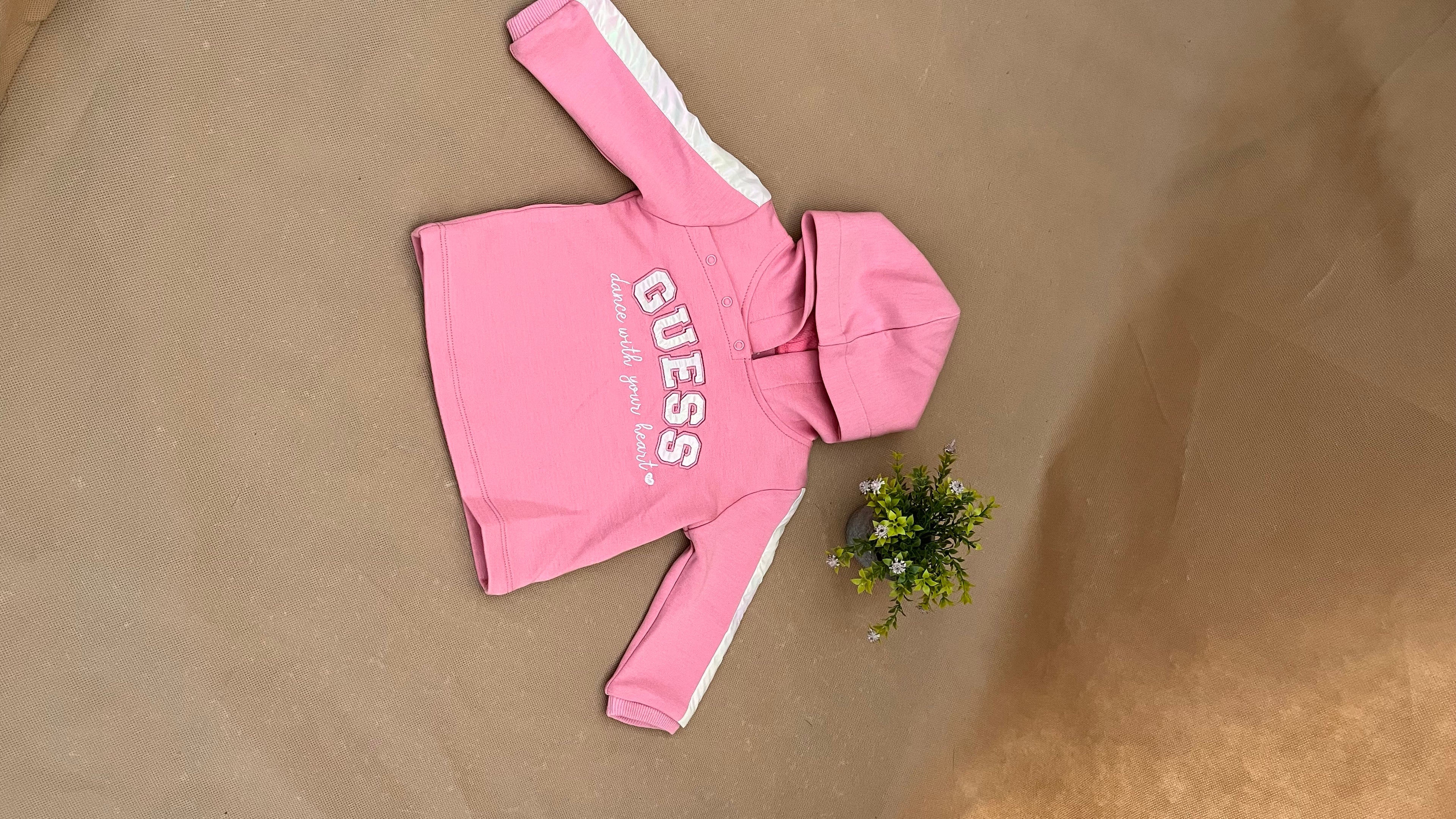 Bluzą niemowlęca Guess