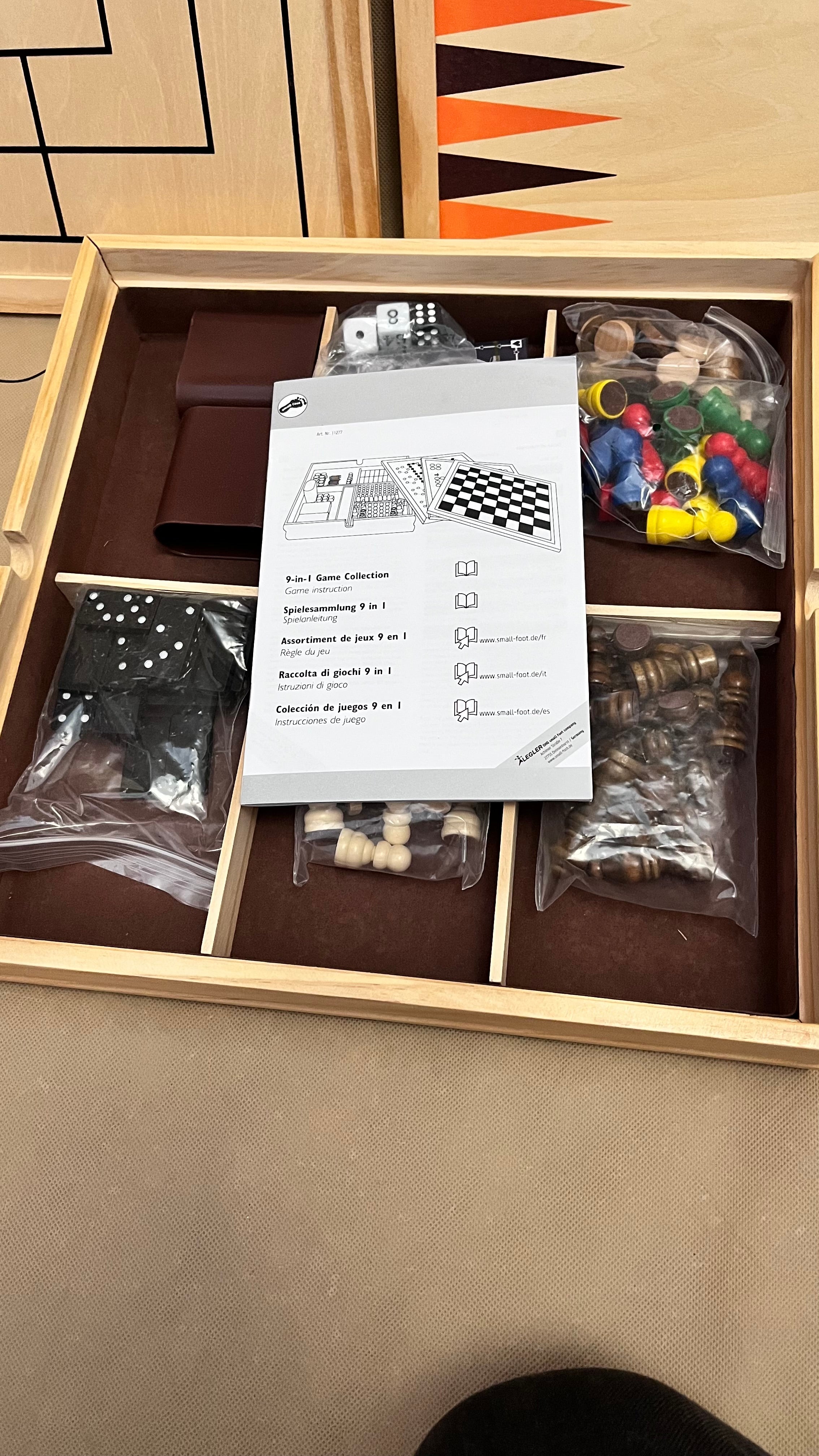 Gra planszowa w drewnianej skrzynce