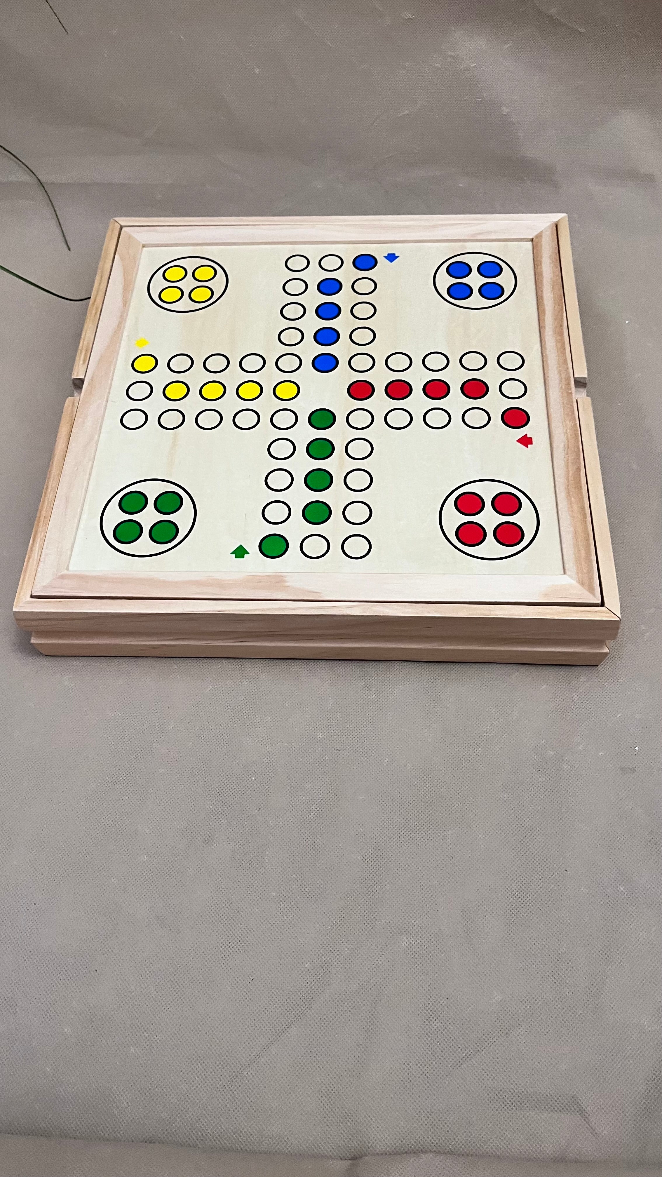 Gra planszowa w drewnianej skrzynce