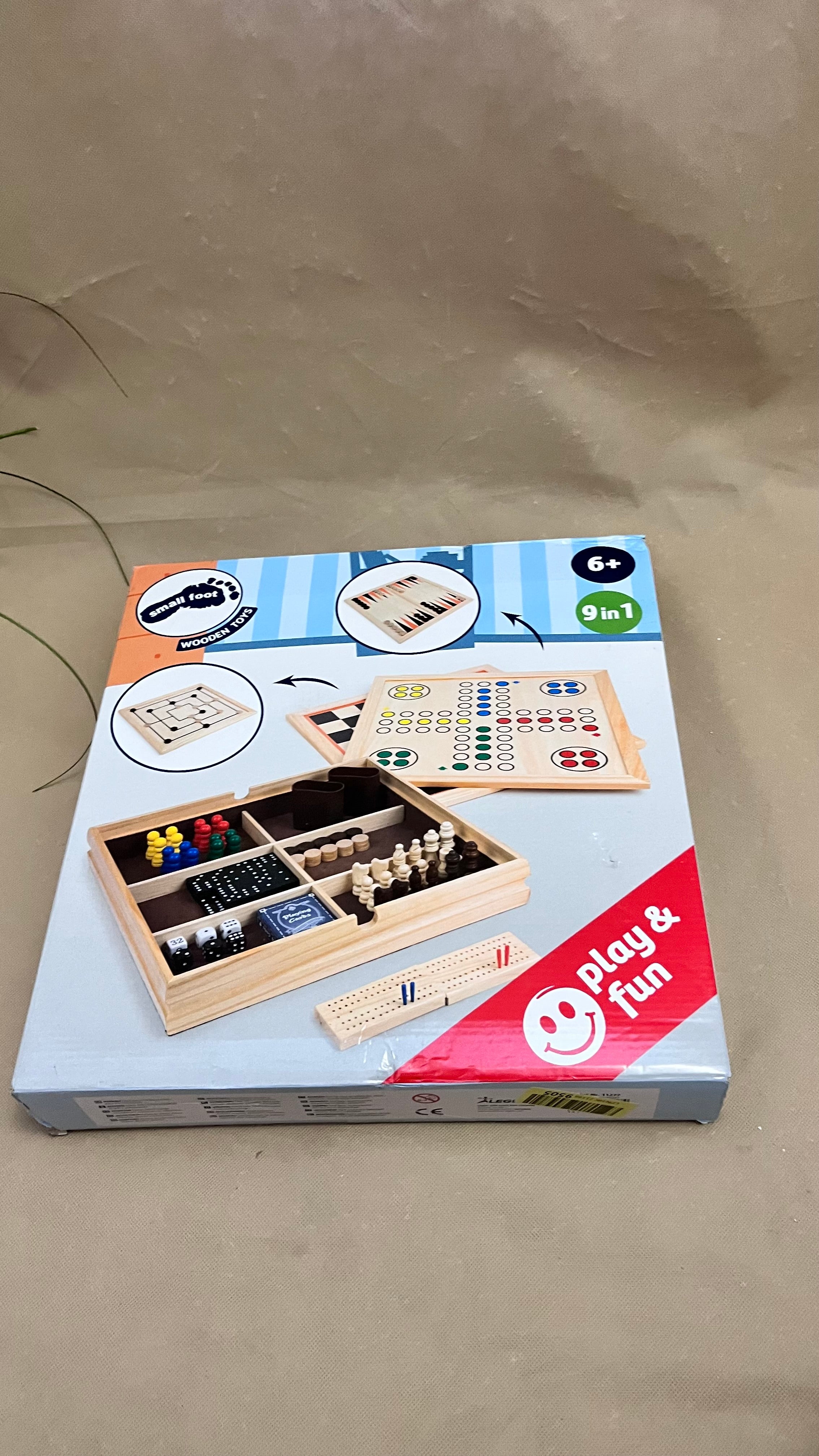 Gra planszowa w drewnianej skrzynce